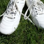 weiße Schuhe mit Schlaufen Bänder