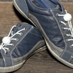 © flowign Foto Schuhe mit elastischen weißen Schuhbändern